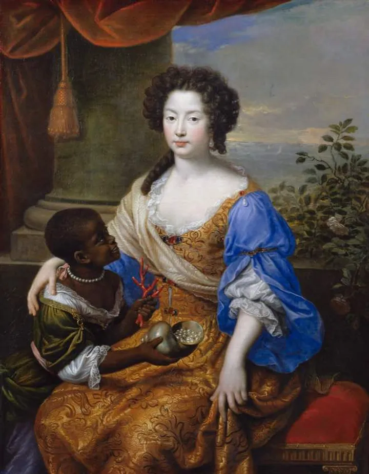 Ritratto di Louise de Kéroualle di Pierre Mignard: la duchessa, in abito oro e blu, siede accanto a una bambina nera che le porge una conchiglia colma di perle.