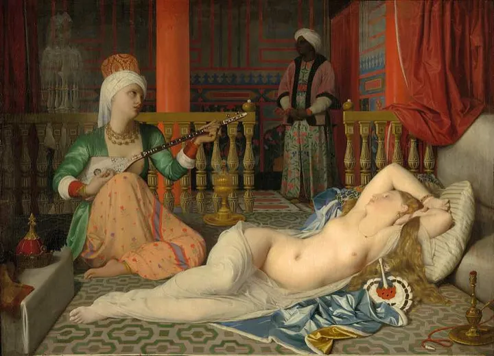Interno orientaleggiante: in primo piano un'odalisca nuda distesa su cuscini; dietro, una donna seduta suona uno strumento a corde e, in fondo dietro una ringhiera dorata, un uomo in piedi.